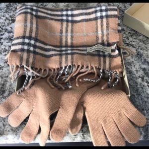 Authentic scarf and gloves Burberry like new